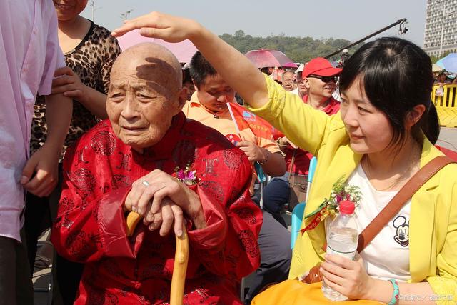 成都養(yǎng)老觀察：責(zé)任與義務(wù)，未來(lái)養(yǎng)老院能否代替子女盡孝？(圖3)