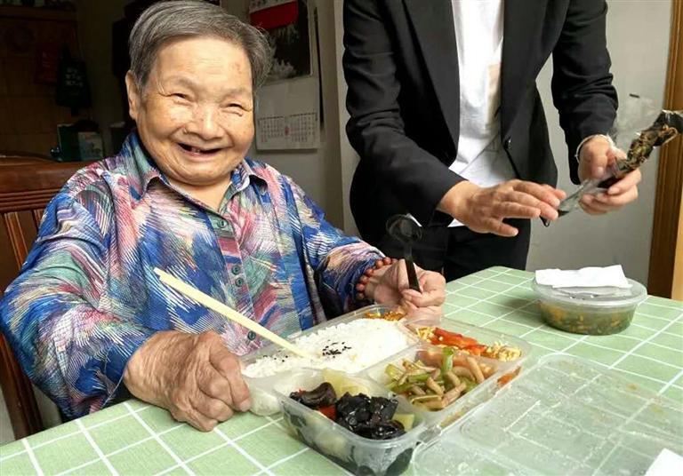 智慧養(yǎng)老托起幸福晚年 蘭州市推進(jìn)“互聯(lián)網(wǎng)+”居家養(yǎng)老建設(shè)(圖1) 智慧養(yǎng)老托起幸福晚年 蘭州市推進(jìn)“互聯(lián)網(wǎng)+”居家養(yǎng)老建設(shè)(圖1)