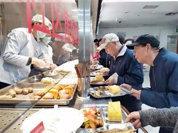 智慧養(yǎng)老飛入尋常百姓家！青島市北有137處居家養(yǎng)老服務(wù)站(圖1)