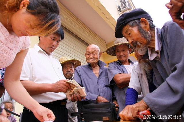 退休老人有福了！70歲老人享受養(yǎng)老金還有高齡補(bǔ)貼，你領(lǐng)取了嗎？(圖2)