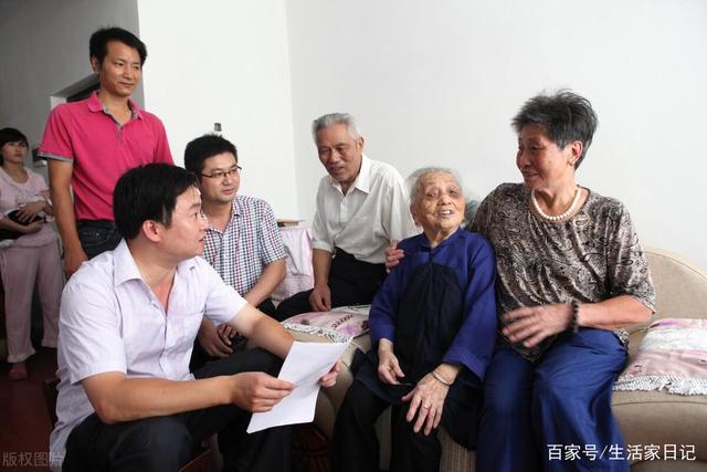 退休老人有福了！70歲老人享受養(yǎng)老金還有高齡補(bǔ)貼，你領(lǐng)取了嗎？(圖3)